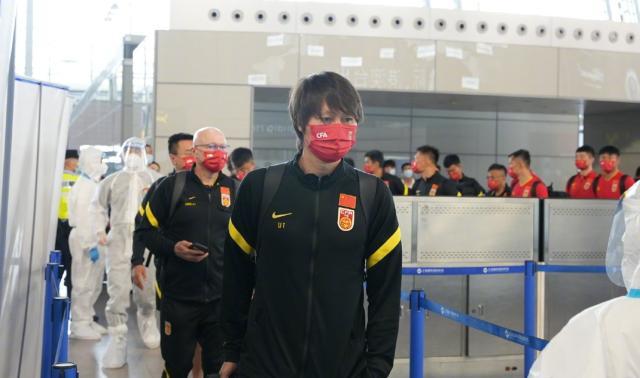 奇异果体育下载-中国男足团队58人飞赴阿联酋 包括六个保障团队