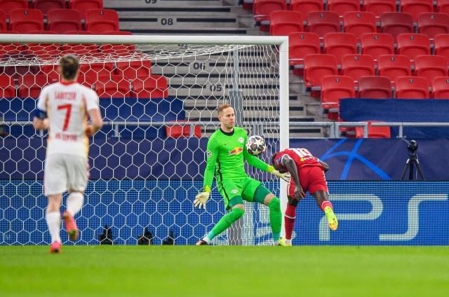 奇异果体育app-【欧冠】萨拉赫马内4分钟2球 利物浦2比0双杀莱比锡